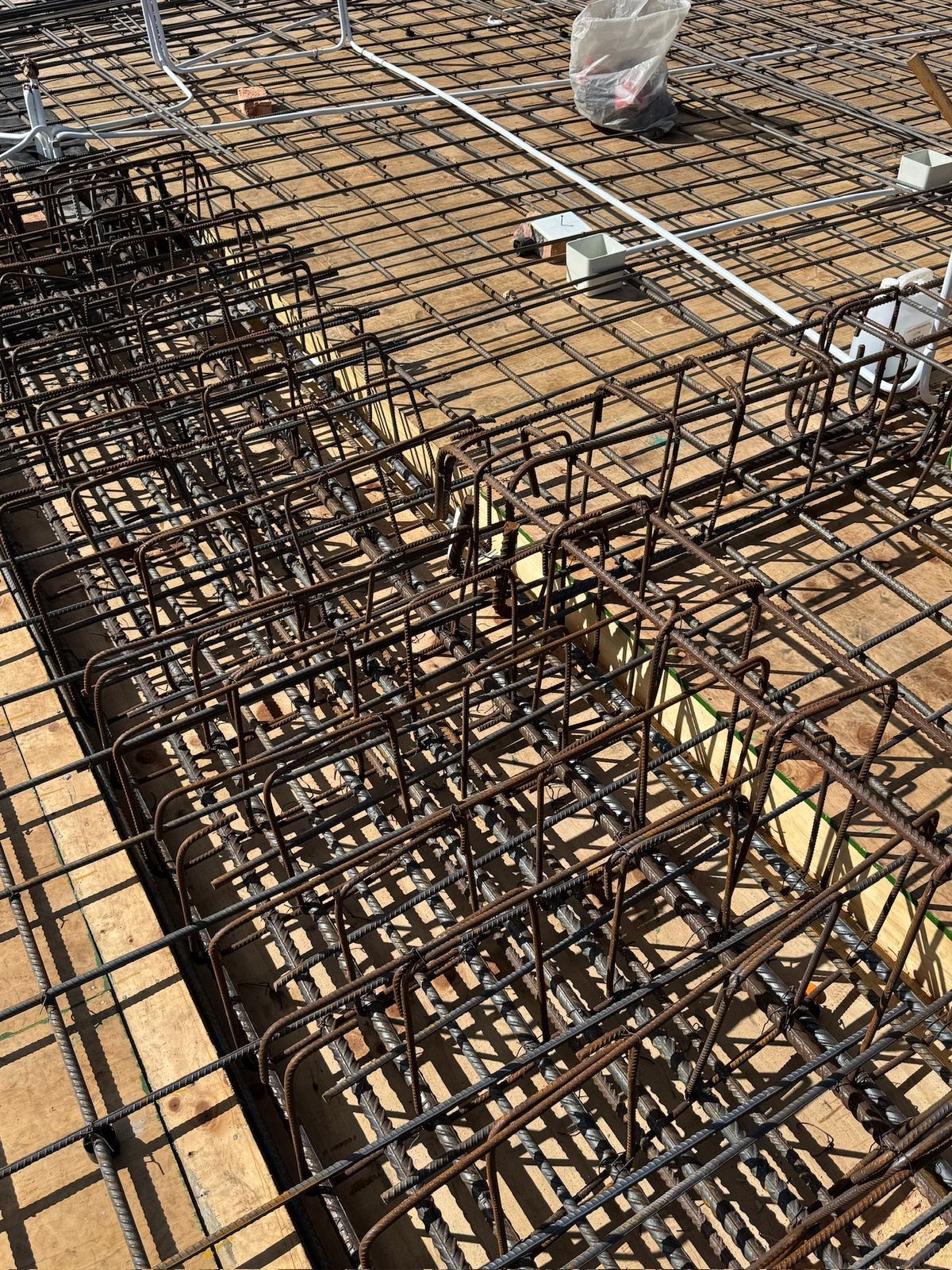 Steel reinforcement cages for concrete beams